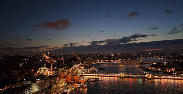 İstanbul semalarında ay ve venüs'ün yakınlaşması ayyıldız motifini oluşturdu