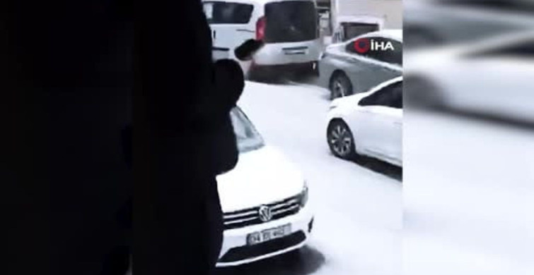 İstanbul Sultangazi'de Dolu ve Sağanak Yağış Sürücülere Zor Anlar Yaşattı