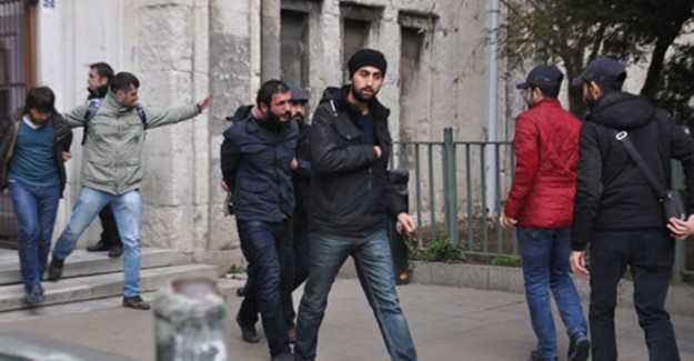 İstanbul Üniversitesi'nde İki Grup Birbirine Girdi