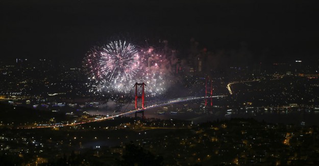 İstanbul Yeni Seneye Rengarenk Merhaba Dedi