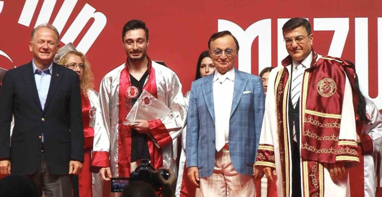 İstanbul Yeni Yüzyıl Üniversitesi'nde 3 bin 40 mezunun sevinci