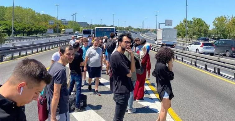 İstanbul yine bildiğimiz gibi! Metrobüs arıza yaptı, yolcular yolda mahsur kaldı