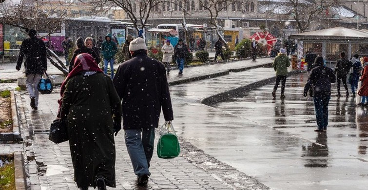 İstanbul'a Yılın İlk Karı Yağmaya Başladı