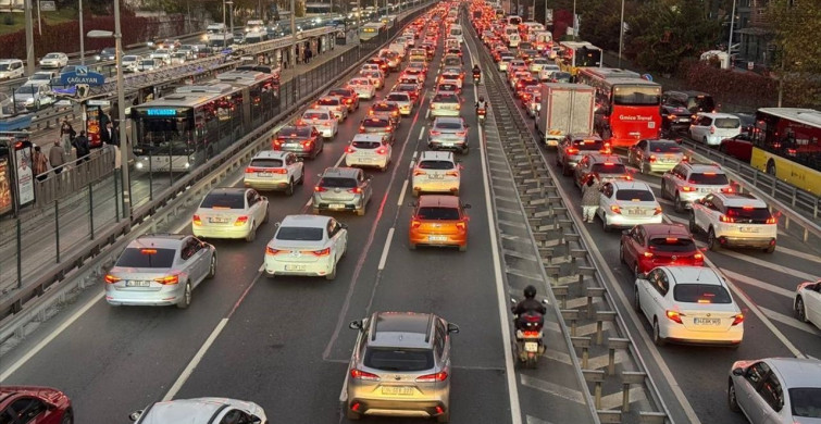 İstanbul'da Akşam Trafik Yoğunluğu Yüzde 74'e Ulaştı