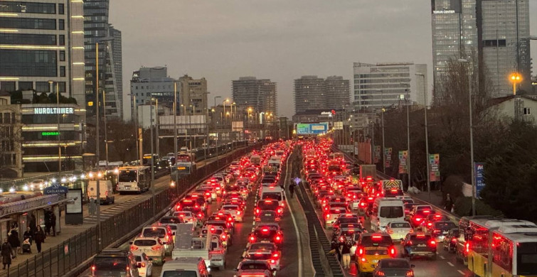 İstanbul'da Akşam Trafik Yoğunluğu Yüzde 80'e Ulaştı
