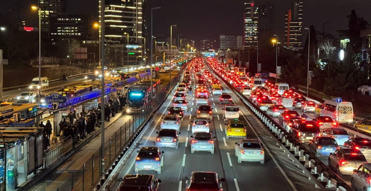 İstanbul'da Akşam Trafik Yoğunluğu Yüzde 85'e Ulaştı