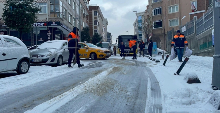 İstanbul'da beklenen oldu: Kar başladı