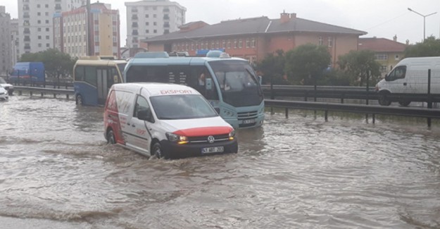 İstanbul'da Etkili Olan Sağanak Hayatı Olumsuz Etkiledi