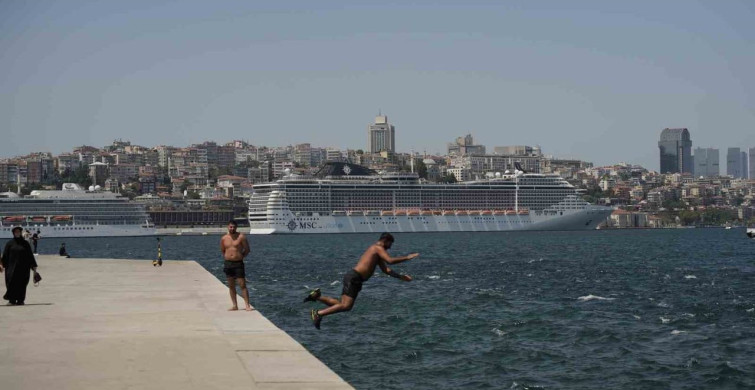 İstanbul'da etkili sıcak hava bazı vatandaşları bunaltıyor
