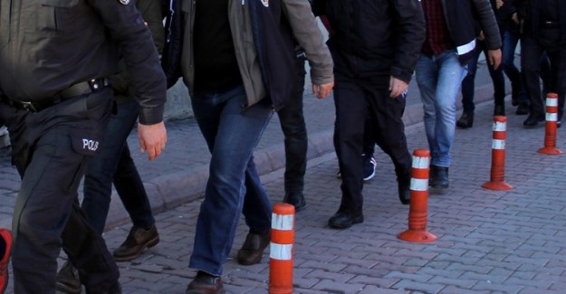 İstanbul'daki FETÖ Operasyonunda 6 Şüpheli ve Yüklü Miktarda Para Ele Geçirildi