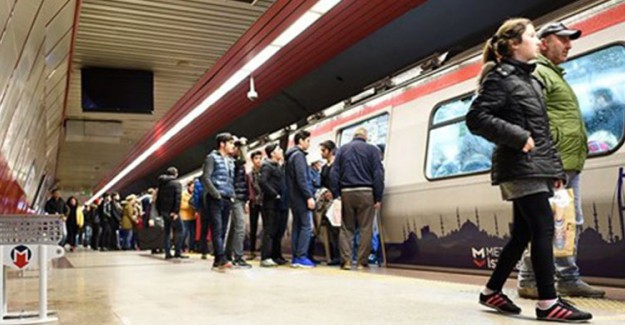 İstanbul'da Gece Metrosunu 35 Bin Kişi Kullandı