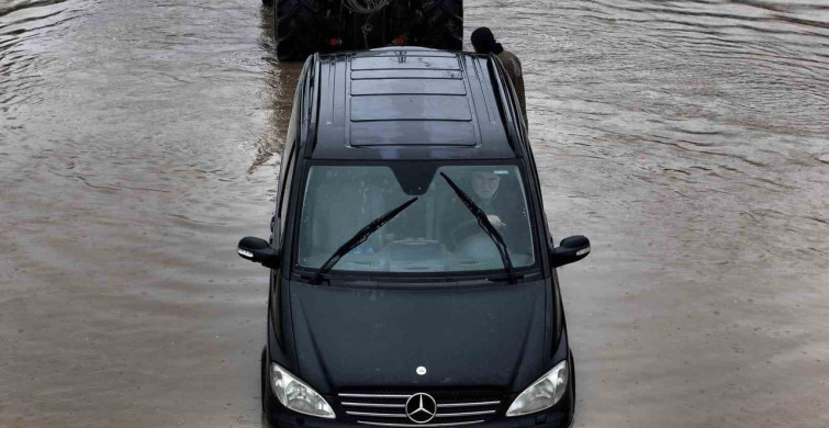 İstanbul'da Göle Dönen Yolda Sürücü Mahsur Kaldı