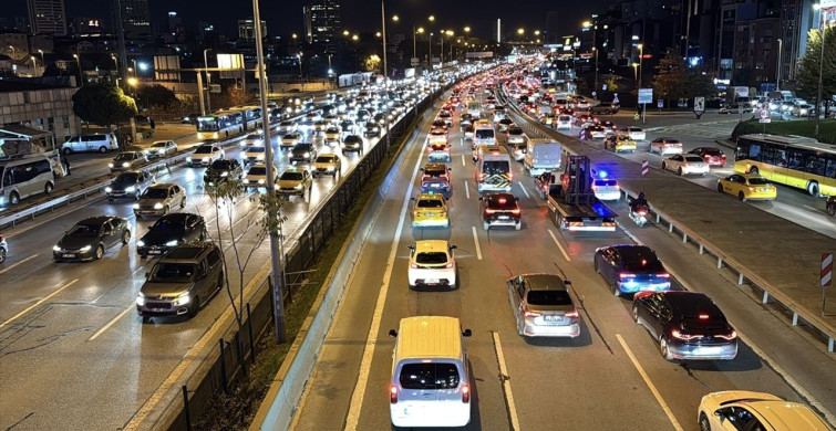İstanbul'da Haftanın İlk Gününde Trafik Yoğunluğu Yüzde 80'e Ulaştı