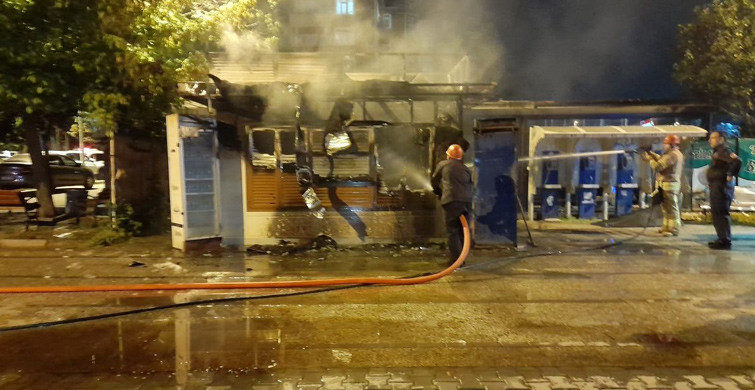 İstanbul'da İBB'ye Ait Halk Ekmek Büfesi Yandı