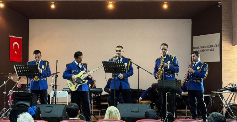 İstanbul'da Huzurevi Sakinlerine Polis Bandosundan Konser