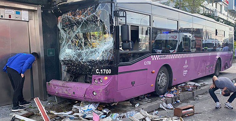 İstanbul’da İETT Otobüsü Büfeye Çarptı