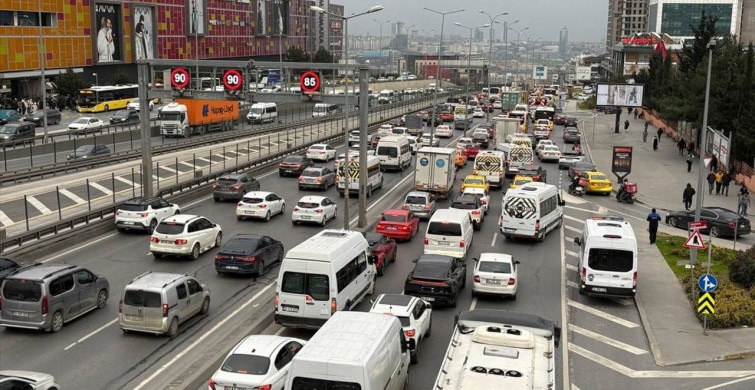 İstanbul'da İftar Öncesi Trafik Yoğunluğu Zirveye Ulaştı
