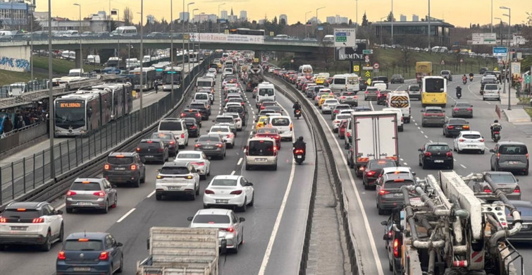 İstanbul'da İftar Öncesi Trafik Yoğunluğu Zirveye Ulaştı