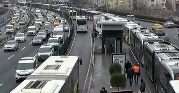 İstanbul'da İki Metrobüs Birbirine Çarptı!