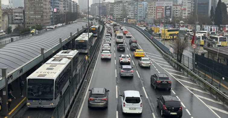 İstanbul'da İlk İş Günü: Trafik Yoğunluğu Artış Gösterdi