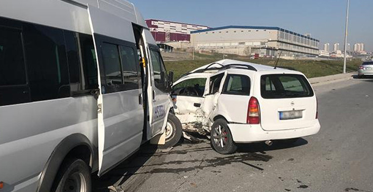 İstanbul'da İşçi Servisi ile Ticari Aracın Çarpıştığı Kazada 8 Kişi Yaralandı