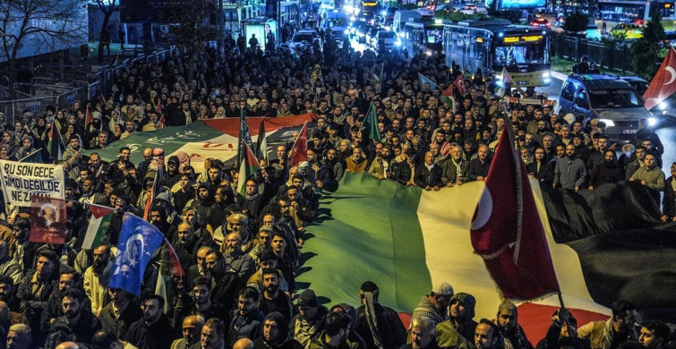İstanbul'da İsrail'in Gemilere Saldırısı Protesto Edildi