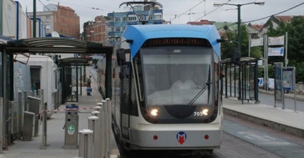 İstanbul'da Japon Turistlere Tramvay Çarptı!
