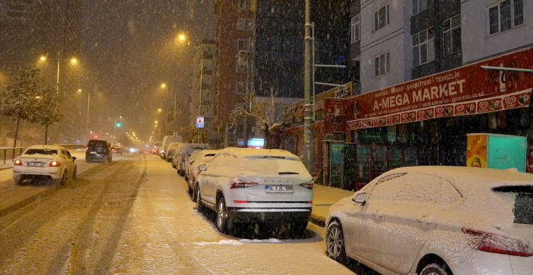 İstanbul'da Kar Yağışı Etkili Olmaya Devam Ediyor