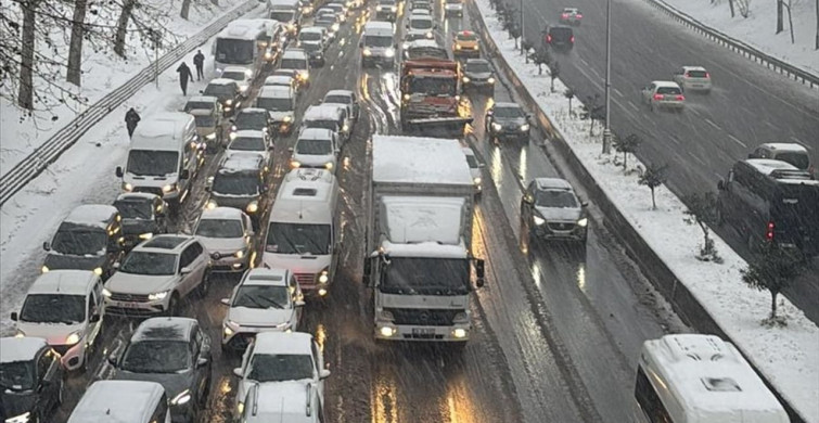 İstanbul'da Kar Yağışı Sonrası Trafik Yoğunluğu