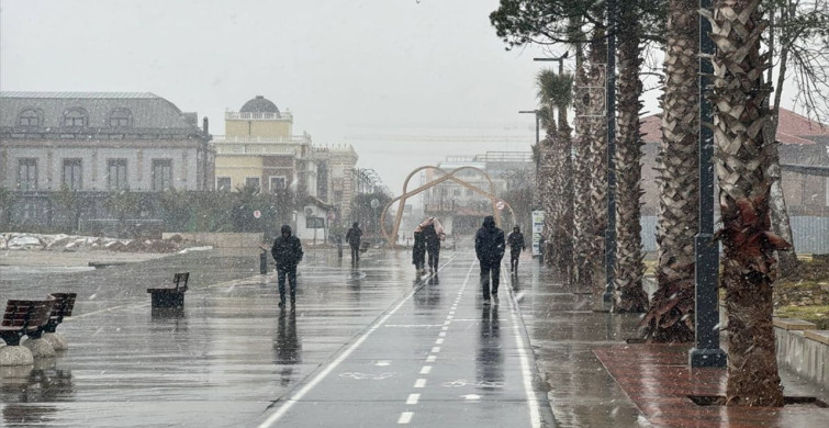 İstanbul'da Kar Yağışı Yüksek Kesimleri Beyaza Bürüdü