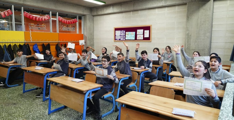 İstanbul'da Karneler Dağıtıldı, Öğrenciler Yarıyıl Tatiline Girdi