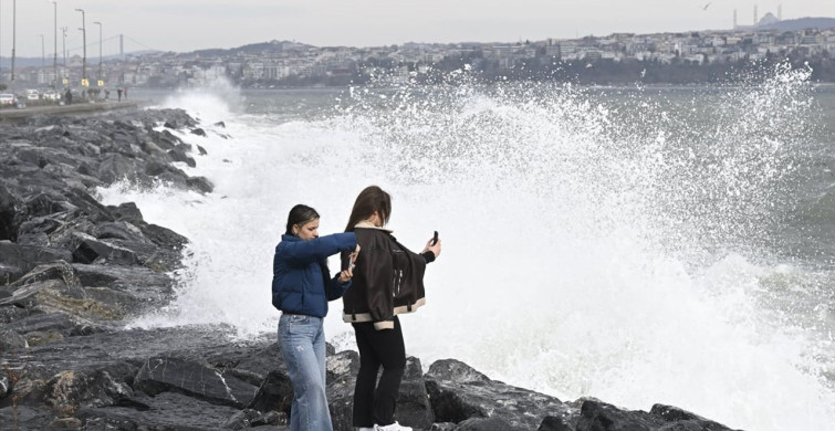 İstanbul'da Kuvvetli Lodos Hayatı Olumsuz Etkiliyor