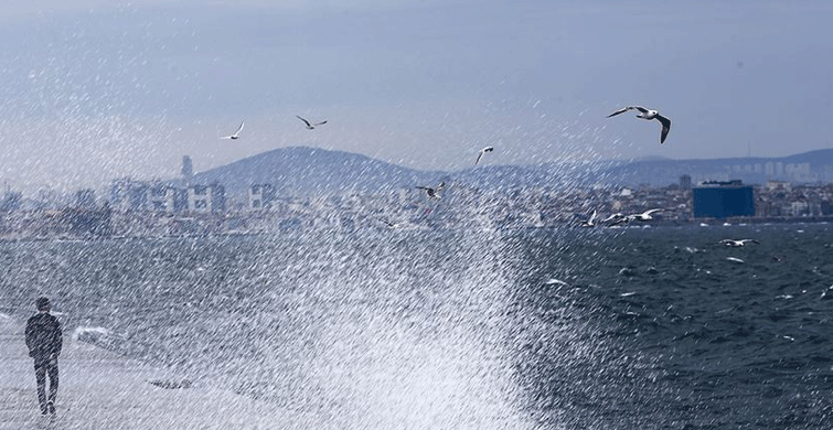 İstanbul'da Lodos Kendini Gösteriyor