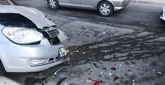 İstanbul'da Meydana Gelen Zincirleme Trafik Kazasında 3 Kişi Yaralandı
