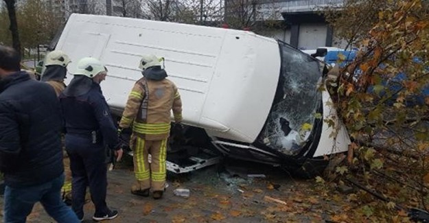 İstanbul'da Minibüs Devrildi; Çok Sayıda Yaralı Var