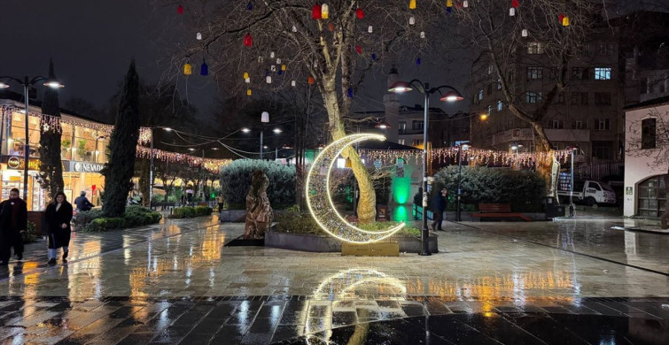 İstanbul'da Ramazan Temalı Süslemelerle Caddeler Aydınlatıldı