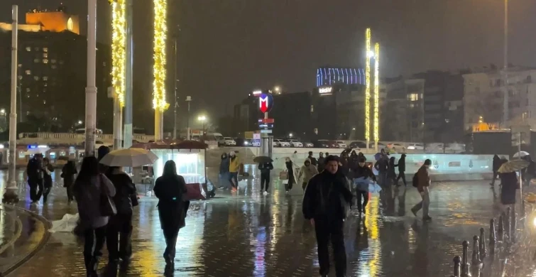 İstanbul’da sağanak etkili oluyor: Caddeler göle döndü, evleri su bastı!
