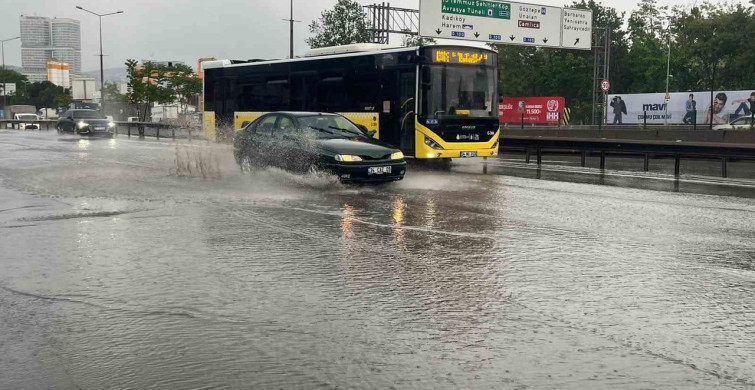 İstanbul'da Sağanak Yağış Hayatı Olumsuz Etkiledi