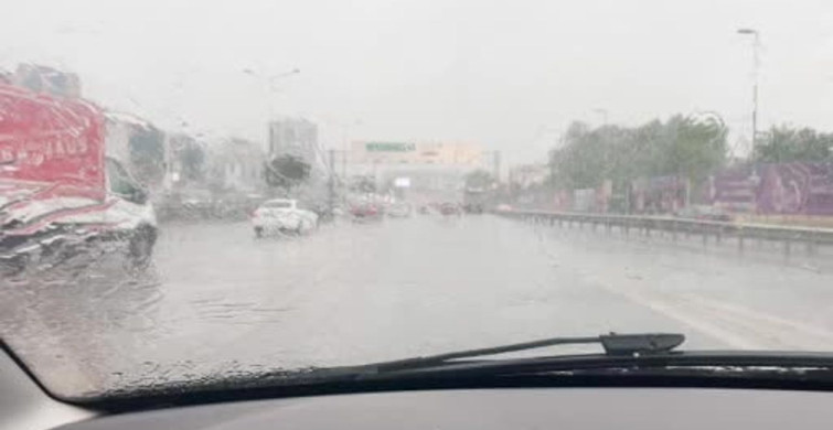 İstanbul'da Sağanak Yağış Hayatı Olumsuz Etkiledi