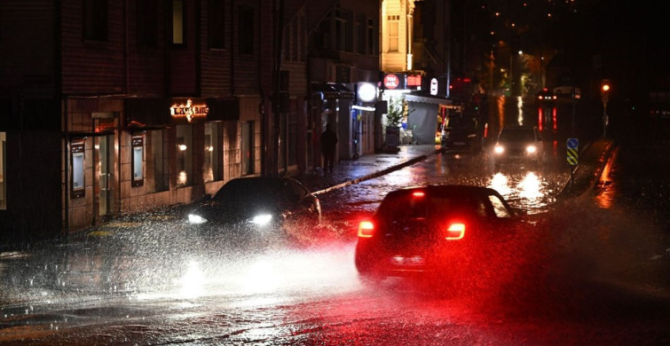 İstanbul'da Sağanak Yağış Hayatı Olumsuz Etkiledi