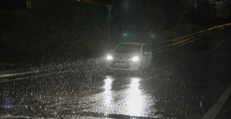 İstanbul'da Sağanak Yağış Hayatı Olumsuz Etkiliyor İstanbul'da Sağanak Yağış Hayatı Olumsuz Etkiliyor
