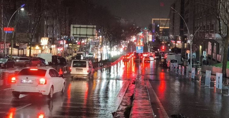 İstanbul'da Sağanak Yağış Hayatı Zorlaştırıyor