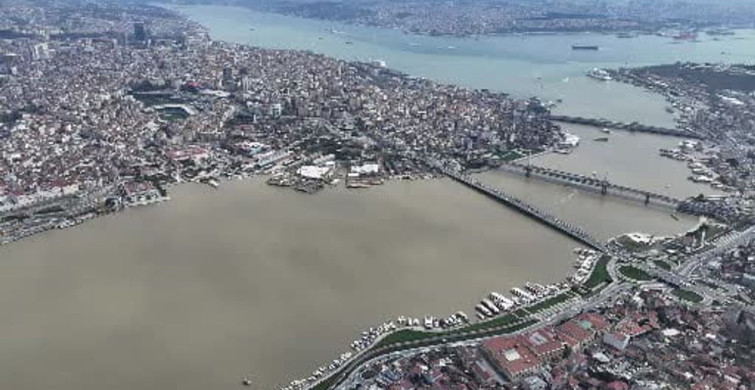 İstanbul'da Sağanak Yağış Sonrası Haliç'in Rengi Değişti