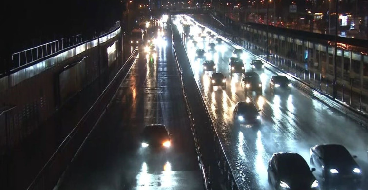 İstanbul'da Sağanak Yağış ve Rüzgar Etkisini Gösterdi