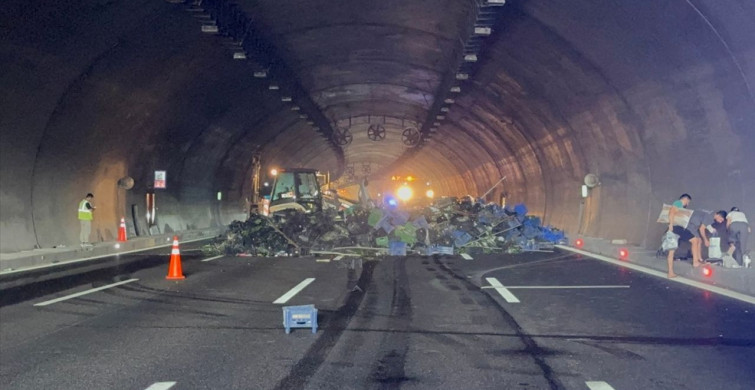 İstanbul'da Sebze Yüklü Tır Devrildi, Otoyol Tüneli Ulaşıma Kapandı