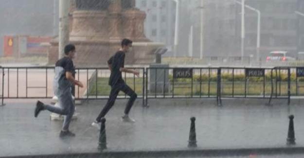 İstanbul'da Şiddetli Yağmur ve Dolu Etkisini Gösterdi! 