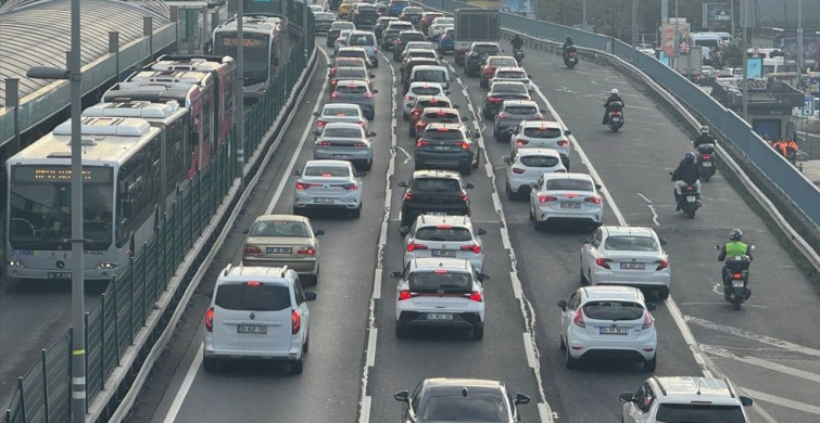 İstanbul'da Trafik Yoğunluğu Artıyor