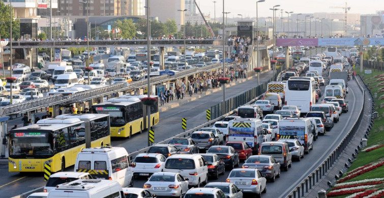 İstanbul’da trafik yoğunluğu arttı: Araçlar ilerlemekte zorluk yaşıyor