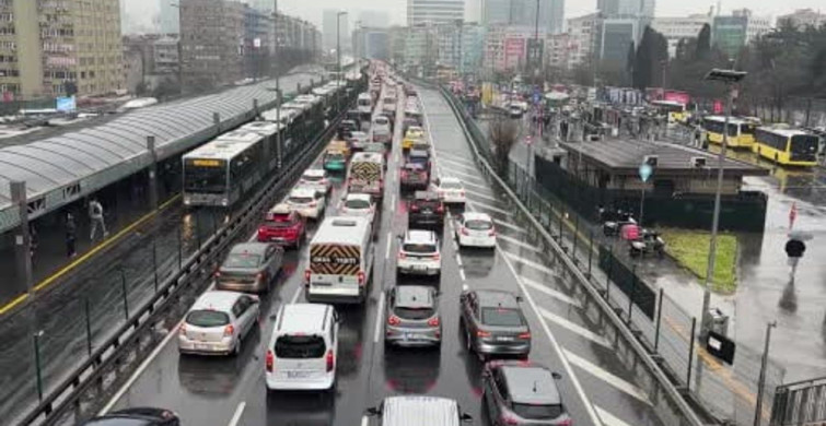 İstanbul'da Trafik Yoğunluğu Yağışla Yüzde 81'e Ulaştı
