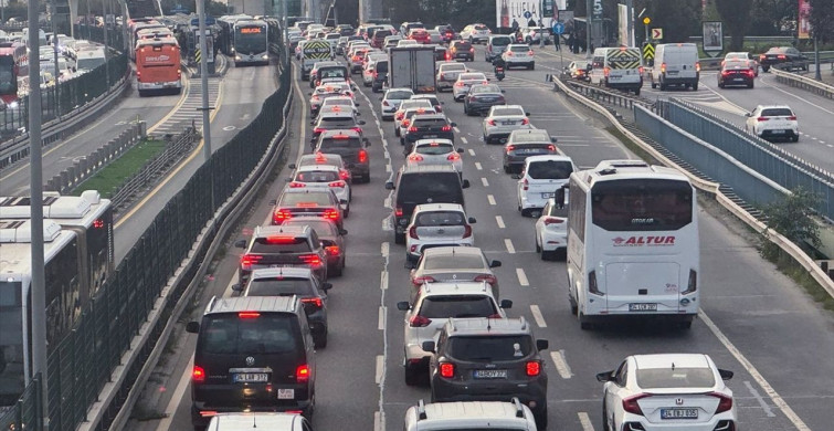 İstanbul'da Trafik Yoğunluğu Zirveye Ulaştı
